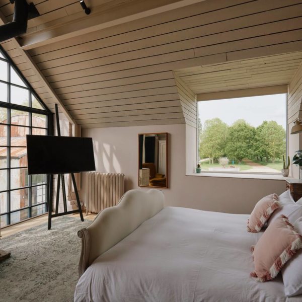 farmhouse-bedroom-in-east-midlands